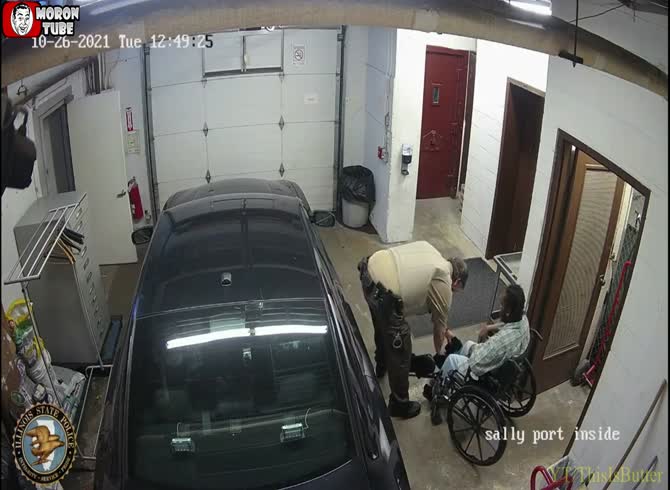 Video :An cop assists a prisoner who attempts to take his firearm in order to get out